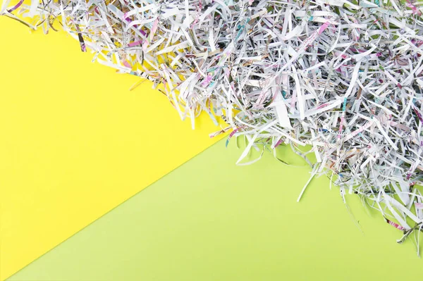 Açık Sarı Yeşil Arkaplan Üzerine Parçalanmış Kağıt Seçici Odak Resmi — Stok fotoğraf