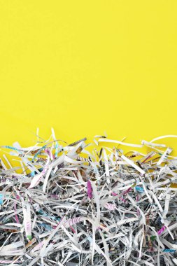Açık sarı zemin üzerine parçalanmış kağıt. Seçici odak resmi.