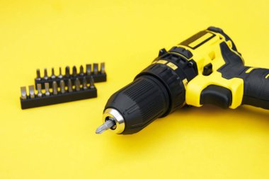 Sarı arka planda sarı-siyah tornavida..