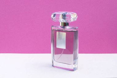 Açık renk masaüstü arka planı ve bir şişe kadın parfümü. Moda ve Güzellik blogu düzeni.