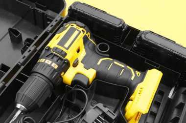 Sarı arka planda sarı-siyah tornavida..