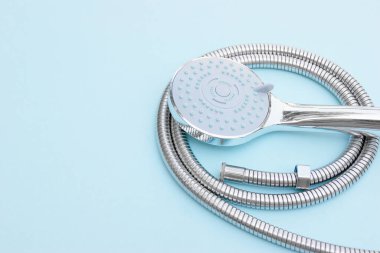 Duş başlığı krom kaplı banyo için çoklu mod mavi arka planda hortum.