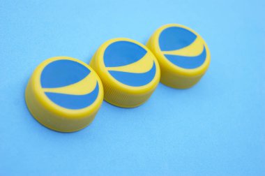 KHARKIV, UKRAINE - 14 Haziran 2020: Mavi arkaplanda Pepsi kolasının altından sarı-mavi plastik başlık.