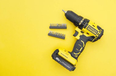 KHARKIV, UKRAINE - 14 Haziran 2020: Stanley 'nin sarı arka planda bulunan yeni kablosuz tornavida.