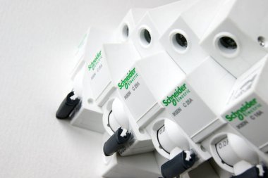 KHARKOV, UKRAINE - 08 Ekim 2020: Schneider elektrik şalterleri beyaz arkaplanda. Schneider Electric bir Fransız elektrik mühendisliği şirketidir, endüstriyel işletmelerin elektrik alt kompleksleri, sivil ve ikamet sahipleri için ekipman üreticisidir.
