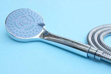 Duş başlığı krom kaplı banyo için çoklu mod mavi arka planda hortum.