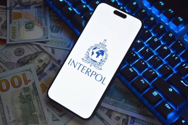 Kharkiv, Ukrayna - 15 Eylül 2025: İnterpol logolu akıllı telefon ekranda sergilendi. Uluslararası Suç Polis Örgütü veya Interpol.