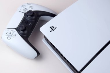 Kharkiv, Ukrayna - 10 Temmuz 2025: Beyaz Sony PlayStation 5 ve beyaz masadaki denetleyici.