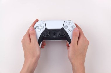 Kharkiv, Ukrayna - 10 Temmuz 2025: Beyaz Sony PlayStation 5 ve beyaz masadaki denetleyici.