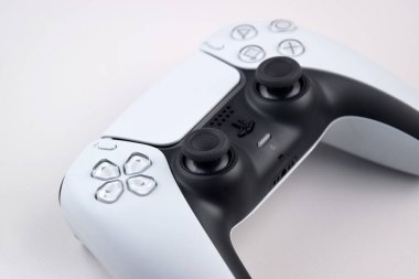Kharkiv, Ukrayna - 10 Temmuz 2025: Beyaz Sony PlayStation 5 ve beyaz masadaki denetleyici.