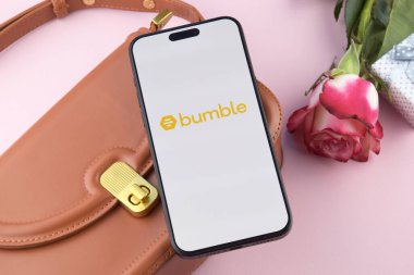 KHARKIV, UKRAINE - 12 Haziran 2024: Akıllı telefon ekranında Bumble randevu uygulaması. Randevu ve aile kavramı.