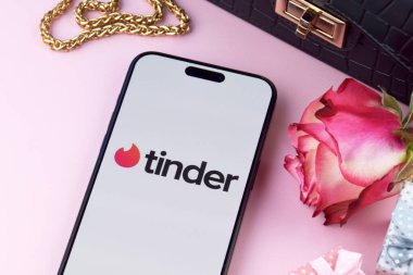 KHARKIV, UKRAINE - 12 Haziran 2024: Akıllı telefon ekranında Tinder flört uygulaması. Randevu ve aile kavramı.