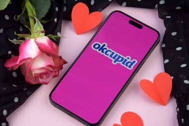 KHARKIV, UKRAINE - 12 Haziran 2024: Akıllı telefon ekranında Okcupid flört uygulaması. Randevu ve aile kavramı.