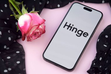 KHARKIV, UKRAINE - 12 Haziran 2024: Akıllı telefon ekranında Hinge flört uygulaması. Randevu ve aile kavramı.