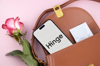 KHARKIV, UKRAINE - 12 Haziran 2024: Akıllı telefon ekranında Hinge flört uygulaması. Randevu ve aile kavramı.