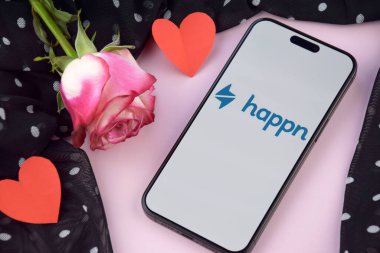 KHARKIV, UKRAINE - 12 Haziran 2024: Akıllı telefon ekranında Happn randevu uygulaması. Randevu ve aile kavramı.