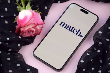 KHARKIV, UKRAINE - 12 Haziran 2024: Akıllı telefon ekranında flört uygulamasını eşleştir. Randevu ve aile kavramı.