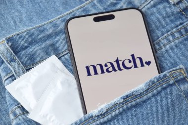 KHARKIV, UKRAINE - 12 Haziran 2024: Akıllı telefon ekranında flört uygulamasını eşleştir. Randevu ve aile kavramı.