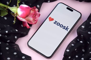 KHARKIV, UKRAINE - 12 Haziran 2024: Akıllı telefon ekranında Zoosk flört uygulaması. Randevu ve aile kavramı.