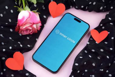 KHARKIV, UKRAINE - 12 Haziran 2024: Akıllı telefon ekranında yakın çember flört uygulaması. Randevu ve aile kavramı.