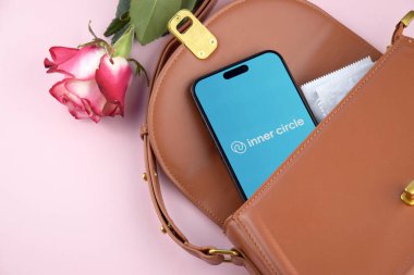 KHARKIV, UKRAINE - 12 Haziran 2024: Akıllı telefon ekranında yakın çember flört uygulaması. Randevu ve aile kavramı.