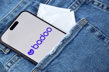 KHARKIV, UKRAINE - 12 Haziran 2024: Akıllı telefon ekranında Badoo flört uygulaması. Randevu ve aile kavramı.