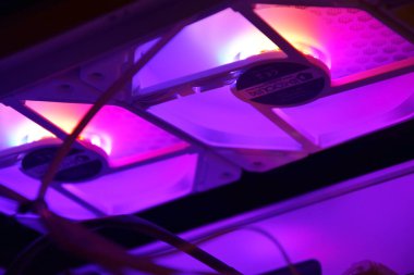 UKRAINE, KHARKIV, Aralık 29, 2022: Renkli parlak öncü RGB PC fan kutusu soğutucusu. Bilgisayar şasisi. Oyun modlama, teknoloji konsepti ve bilişim geçmişi