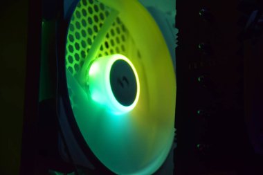 UKRAINE, KHARKIV, Aralık 29, 2022: Renkli parlak öncü RGB PC fan kutusu soğutucusu. Bilgisayar şasisi. Oyun modlama, teknoloji konsepti ve bilişim geçmişi