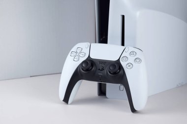 Kharkiv, Ukrayna - 10 Temmuz 2025: Beyaz Sony PlayStation 5 ve beyaz masadaki denetleyici.