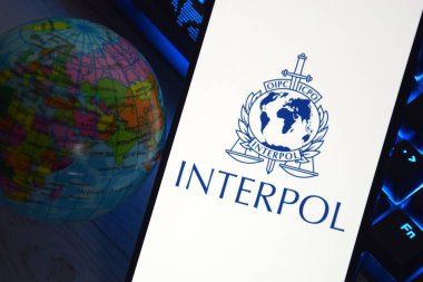 Kharkiv, Ukrayna - 15 Eylül 2025: İnterpol logolu akıllı telefon ekranda sergilendi. Uluslararası Suç Polis Örgütü veya Interpol.