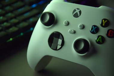 Kharkiv, Ukrayna - 10 Temmuz 2025: Yeşil ışığı olan beyaz Xbox denetleyicisi.