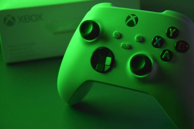 Kharkiv, Ukrayna - 10 Temmuz 2025: Yeşil ışığı olan beyaz Xbox denetleyicisi.