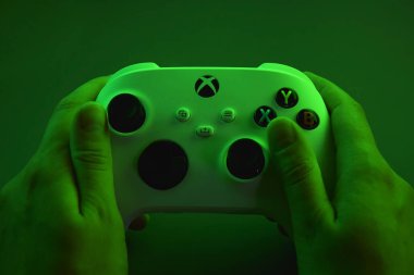 Kharkiv, Ukrayna - 10 Temmuz 2025: Yeşil ışığı olan beyaz Xbox denetleyicisi.