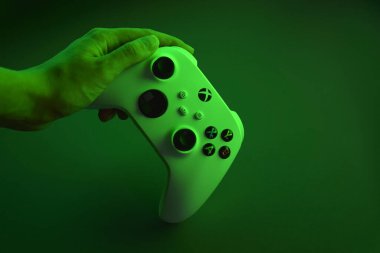 Kharkiv, Ukrayna - 10 Temmuz 2025: Yeşil ışığı olan beyaz Xbox denetleyicisi.
