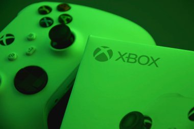 Kharkiv, Ukrayna - 10 Temmuz 2025: Yeşil ışığı olan beyaz Xbox denetleyicisi.