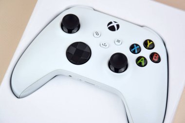 Kharkiv, Ukrayna - 10 Temmuz 2025: Bej arkaplanda beyaz Xbox denetleyici.