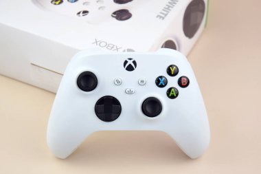 Kharkiv, Ukrayna - 10 Temmuz 2025: Bej arkaplanda beyaz Xbox denetleyici.