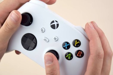 Kharkiv, Ukrayna - 10 Temmuz 2025: Bej arkaplanda beyaz Xbox denetleyici.