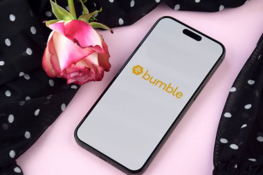 KHARKIV, UKRAINE - 12 Haziran 2024: Akıllı telefon ekranında Bumble randevu uygulaması. Randevu ve aile kavramı.