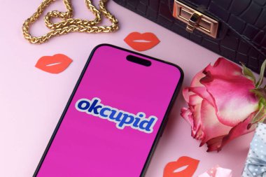 KHARKIV, UKRAINE - 12 Haziran 2024: Akıllı telefon ekranında Okcupid flört uygulaması. Randevu ve aile kavramı.