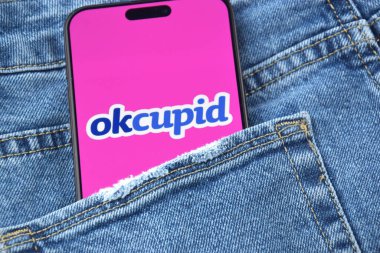 KHARKIV, UKRAINE - 12 Haziran 2024: Akıllı telefon ekranında Okcupid flört uygulaması. Randevu ve aile kavramı.
