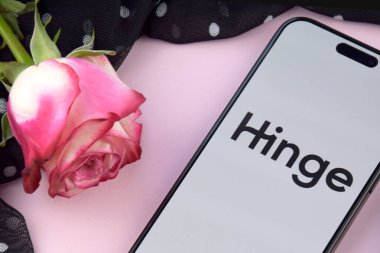 KHARKIV, UKRAINE - 12 Haziran 2024: Akıllı telefon ekranında Hinge flört uygulaması. Randevu ve aile kavramı.