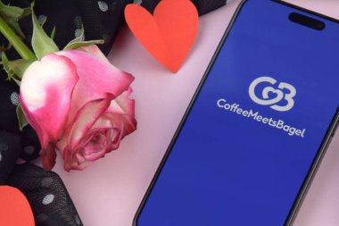 KHARKIV, UKRAINE - 12 Haziran 2024: Akıllı telefon ekranında kahve buluşmaları simit uygulaması. Randevu ve aile kavramı.