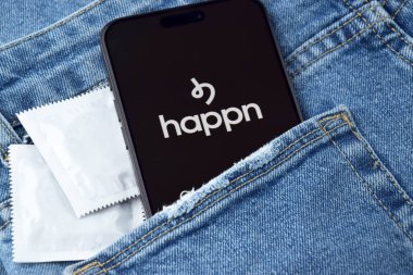 KHARKIV, UKRAINE - 12 Haziran 2024: Akıllı telefon ekranında Happn randevu uygulaması. Randevu ve aile kavramı.