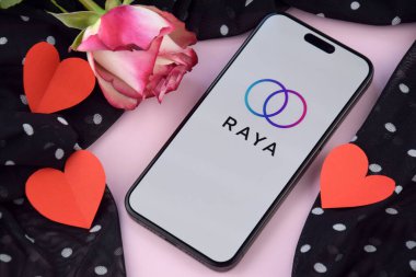 KHARKIV, UKRAINE - 12 Haziran 2024: Raya akıllı telefon ekranında flört uygulaması. Randevu ve aile kavramı.