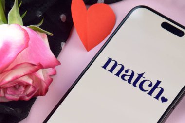 KHARKIV, UKRAINE - 12 Haziran 2024: Akıllı telefon ekranında flört uygulamasını eşleştir. Randevu ve aile kavramı.