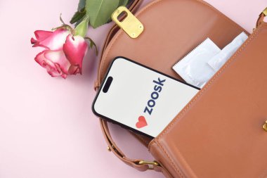 KHARKIV, UKRAINE - 12 Haziran 2024: Akıllı telefon ekranında Zoosk flört uygulaması. Randevu ve aile kavramı.