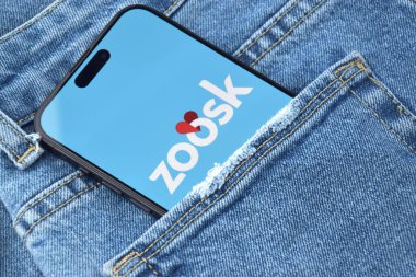 KHARKIV, UKRAINE - 12 Haziran 2024: Akıllı telefon ekranında Zoosk flört uygulaması. Randevu ve aile kavramı.