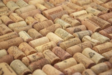 Kharkiv, Ukrayna - 15 Eylül 2025: Farklı şarap üreticilerinden bir sürü şişe kapağı.