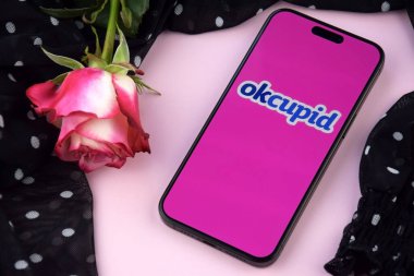 KHARKIV, UKRAINE - 12 Haziran 2024: Akıllı telefon ekranında Okcupid flört uygulaması. Randevu ve aile kavramı.